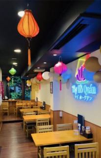 明るい照明と温かみのある木のテーブルが印象的な店内です◎友達とのカジュアルな食事やご家族での集まりにもぴったり！アットホームな雰囲気の中で、ベトナムの美味しい料理をごゆっくりお楽しみください♪