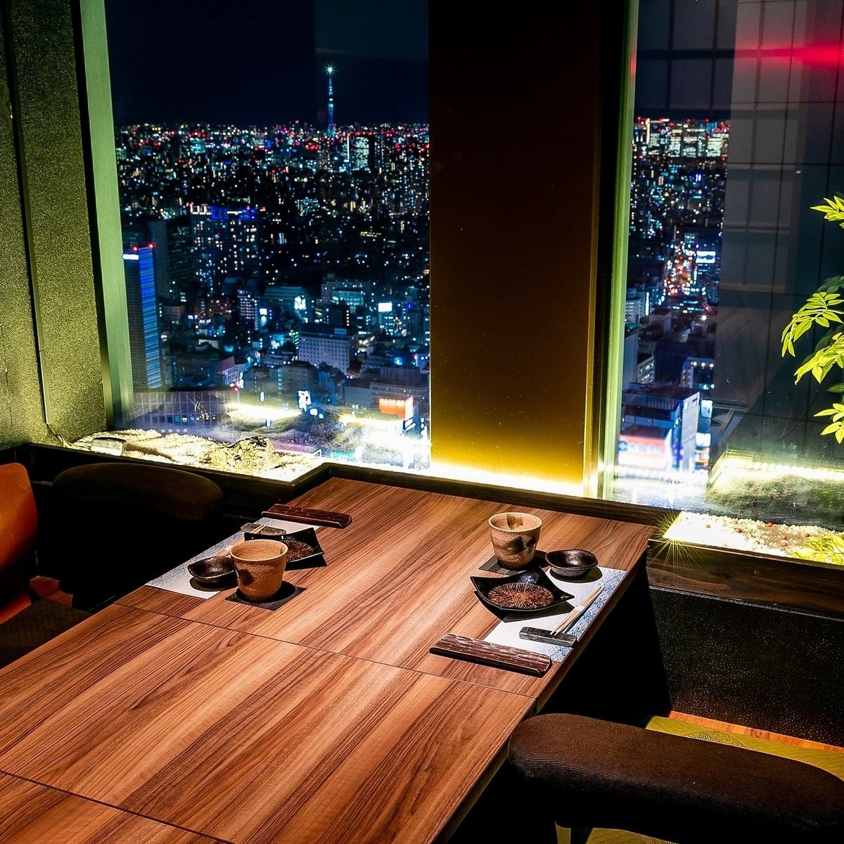 Night view from 200m above the ground.You can enjoy your meal in a space of just two people