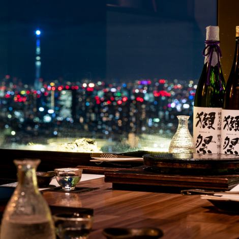 您可以在離地面 200m 的高空欣賞夜景的同時，享用精緻的日本料理的高級空間。可用於各種場合，從娛樂、聚會、追悼會、各種宴會到週年紀念日、生日、約會。我們還設有可容納 5 至 32 人的私人房間。我們建議您儘早預訂靠窗的座位。