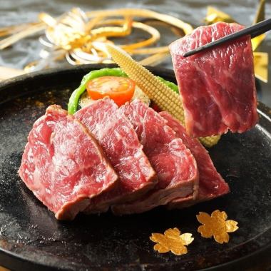 【午餐】“桂套餐”包含烤和牛胸肉、2种鲜鱼等8道菜品，另含2小时无限畅饮，价格7000日元