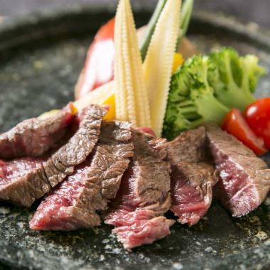 [Weekday Lunch Only] Stone-grilled Yonezawa pork, appetizers in a box, and sashimi platter "Lunch Set" with one drink for 2,500 yen