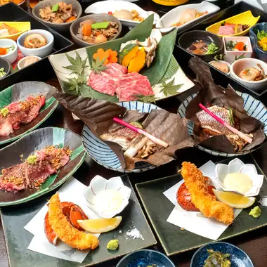 特别的一天！11道菜的“祇园套餐”，包括热石烤仙台牛肉、玉兰叶烤鲷鱼和炙烤肉寿司，以及3小时无限畅饮，仅需14000日元。