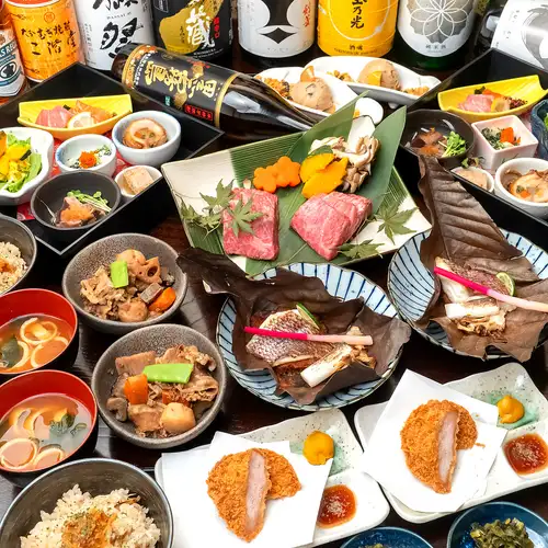 《庆祝活动/正式聚会》九道菜“官宴套餐”，包括烤和牛腿肉、烤鱼、刺身和时令开胃菜，含一杯饮品，7000日元