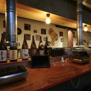 当店のカウンター席は12席あり、おひとり様やカップルに最適なスペースです。焼肉を楽しみながら、目の前で調理される様子を見られるのも魅力の一つ。気軽に立ち寄って、スタッフとの会話を楽しむことで、心温まるひとときをお過ごしください。