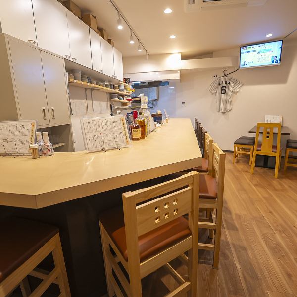 【アットホームな雰囲気が自慢◎】木のぬくもりを感じる落ち着いた店内は、家族や友人との食事に最適です。最大5名様のテーブル席を完備し、仕事終わりのリラックスタイムにもぴったり。貸切は10名様から承っており、特別な集まりにもご利用いただけます。心温まるひとときをお過ごしください。