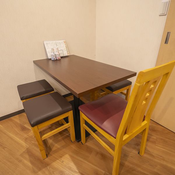【デートや女子会に最適な空間♪】白基調のお洒落な店内は、落ち着いた雰囲気が漂い、ゆったりとした時間を提供します。テーブル席もあり、普段使いから特別な日まで幅広く対応。友人との楽しいひとときや、大切な人とのデートにぜひお越しください。心地よい空間でお待ちしています。