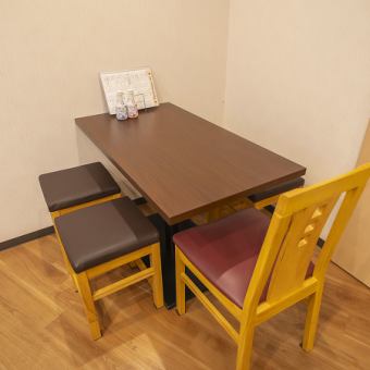 テーブル席は最大5名様まで利用可能で、友人や家族との楽しい食事にぴったり。温かな雰囲気の中、特製ジンギスカンやシェアメニューを囲んで、心温まるひとときをお楽しみいただけます。