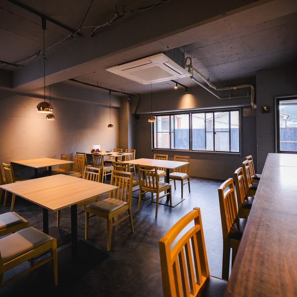 【テーブル席：4席×5】大きな白い提灯が目を引く当店は、可部駅近くの便利な場所にあります。4名×5席のテーブル席は、アットホームな雰囲気が魅力で、友人や家族との楽しい会話が弾む空間です。焼きたての料理の香りが漂い、心を込めた一皿を味わうことで、素敵な思い出を作っていただけます☆