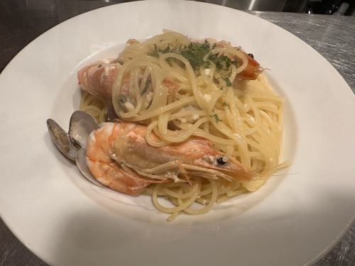 Spaghetti with red shrimp and clams