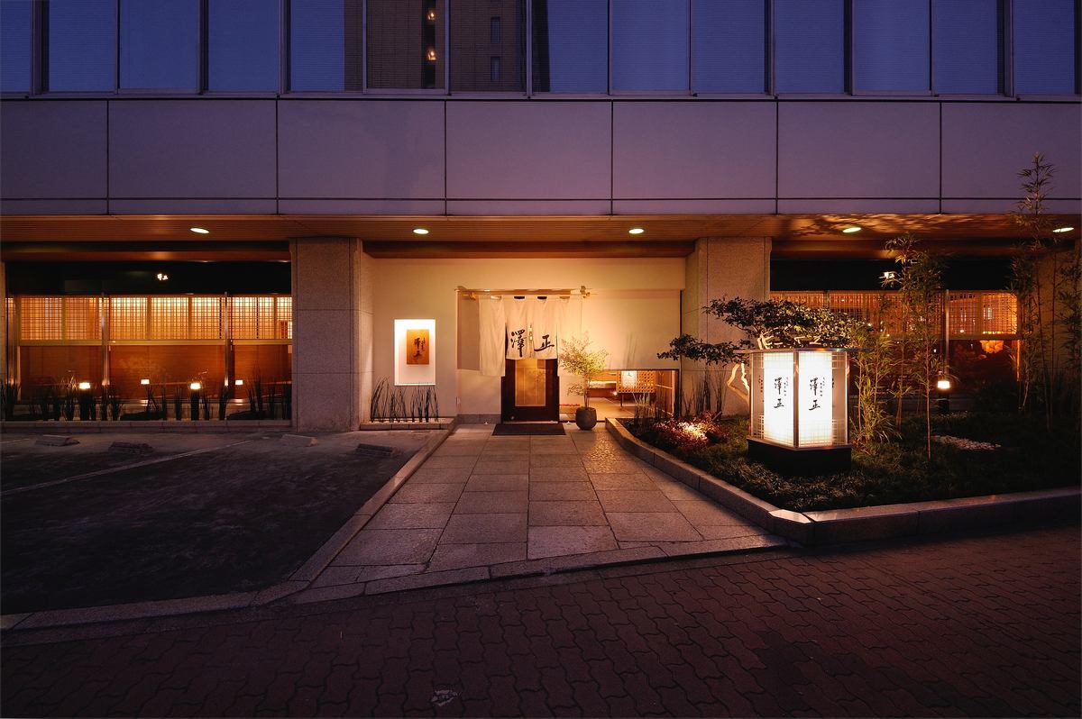名古屋観光ホテル前にございます。駐車場も４台ご準備しております。