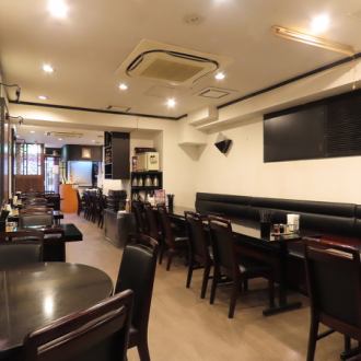 最大4名様まで座れるテーブル席も合計6席ご用意しております！お仕事終わりのサク飲みやご家族でのお食事にも◎片側がソファになっている席もございます。