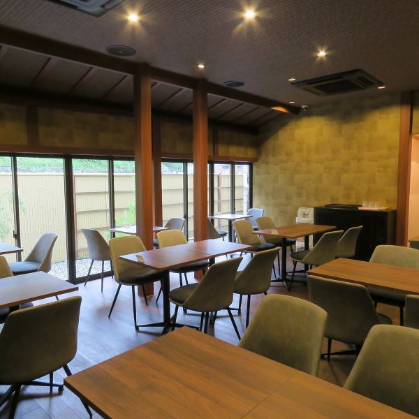 当店では、和風の庭園を見ながら、癒しのお時間をゆったりとお過ごしいただけます。当店はお食事だけでなく、カフェタイムでのご利用も大歓迎です。観光にいらした方々だけでなく、地元の方々にも憩いの場として楽しんでいただいています。心地よい空間で、特別なひとときをお楽しみください。お待ちしております！