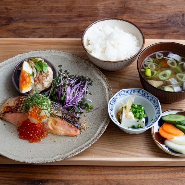 【多くの方に愛される定番メニュー！】銀鮭の塩こうじ漬け定食～さっぱり大根おろしのいくらがけ～