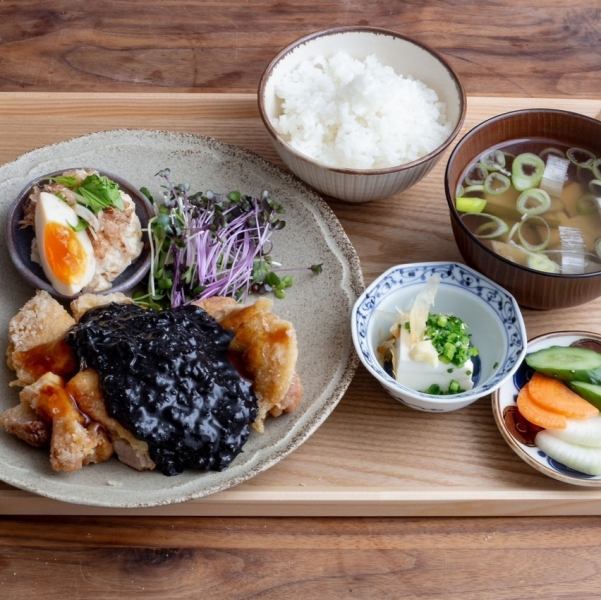 【特製ブラックタルタルソースが決め手！】鳥モモ肉のチキン南蛮定食～ブラックタルタルソース～