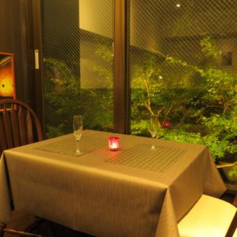 一邊欣賞連勝寺公園燈火通明的夜景，一邊享用精緻的創意意大利法式料理和清酒。