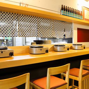 お一人様や少人数のお客様でも気軽に立ち寄れるカウンター席もございます。目の前で焼きあがる様子を眺めながら、ゆったりと食事をお楽しみください！お仕事帰りのお食事や普段使いのランチ、ちょっと贅沢なディナーにもおすすめ♪4席ご用意しておりますので、ぜひお気軽にお立ち寄りくださいませ！