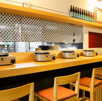 カウンター席は4席ございます。お一人様でも少人数のお客様でも、気軽にお立ち寄りいただけるよう、ゆったりとした造りになっています◎人気のお席のため、ぜひお早めにご来店ください！