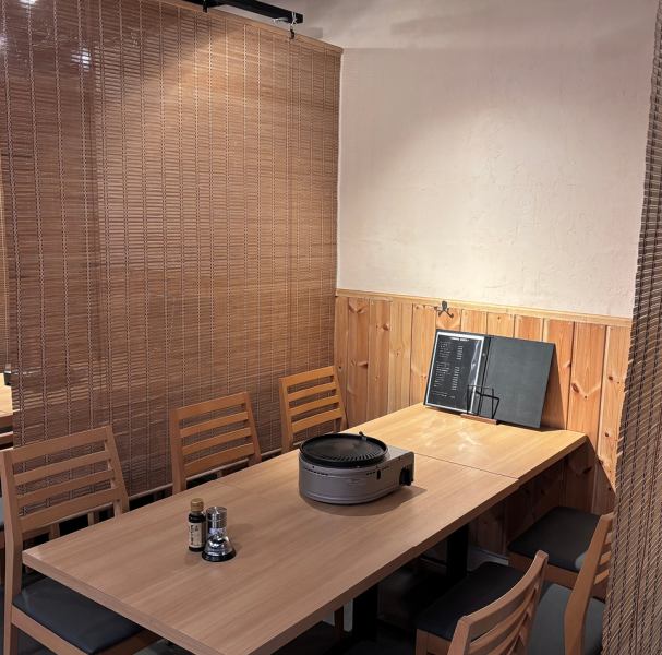 店内は白と木目を基調とした、明るく清潔感のある落ち着いた空間です。レイアウトも自由自在、簾で仕切った半個室スペースが３つ。4名～6名様でご利用頂けます。