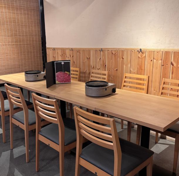 お写真は10名様ご宴会レイアウトです。ご接待や歓送迎会に最適な雰囲気を演出いたします。少人数貸切も歓迎、レイアウトも照明も自由にお愉しみ頂けます、お気軽にご相談くださいませ！