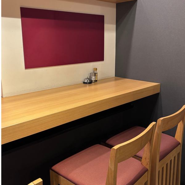 カウンター席は２名様ｘ３のご用意、お一人様でも気軽にしらしてください。美味しい料理をゆったりとして空間でお愉しみ頂けます