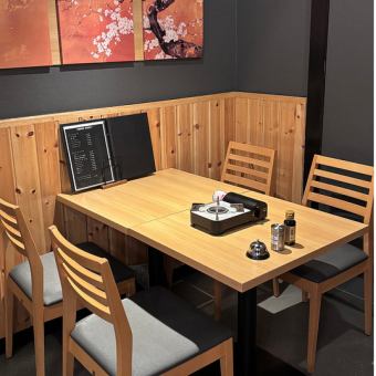 4名様テーブルは３つご用意しております。落ち着いた雰囲気の中で、ゆったりとお食事を楽しんでいただけます♪ご家族やご友人とのお食事に最適です。