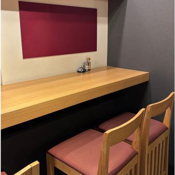 カウンター2名席が3つ4ございます。お一人様でも少人数のお客様でも、気軽にお立ち寄りいただけるよう、ゆったりとした造りになっています◎人気のお席のため、ぜひお早めにご来店ください！