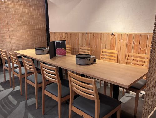 白と木目を基調とした店内♪貸切利用で特別な日を演出