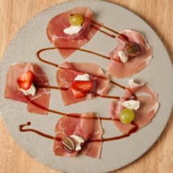 Prosciutto and mascarpone fruit