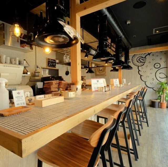 カウンター席ございます。