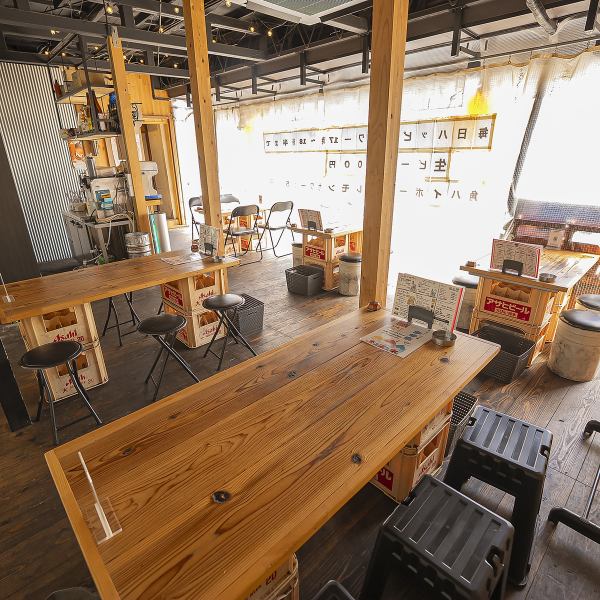 暑い日も寒い日も快適な、冷暖房完備のテラス席は、ワイワイと賑やかに楽しみたい方におすすめです。開放的な空間で、ラム肉と美味しいお酒を囲んで楽しいひとときをお過ごしください！