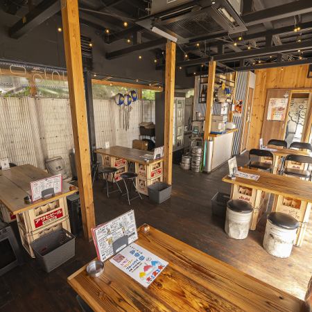 4名様までご利用可能なテーブル席は3席ございます。ご家族やご友人とのお食事にぴったりです。ゆったりとした空間で、絶品のラム肉料理を囲んで楽しい時間をお過ごしください♪