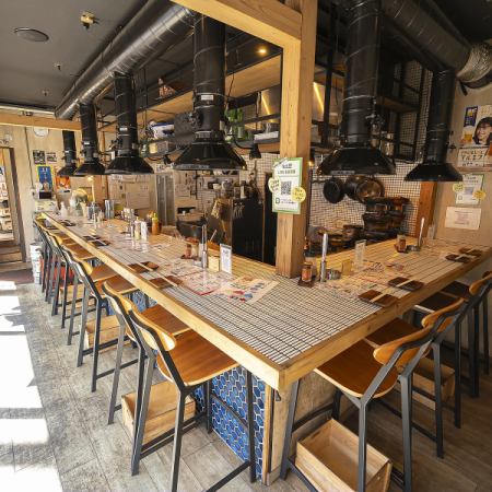 お一人様はもちろん、デートにも最適なカウンター席を10席ご用意しております。スタッフとの会話も楽しめるお席です!ぜひ、楽しいひとときをお過ごしください♪