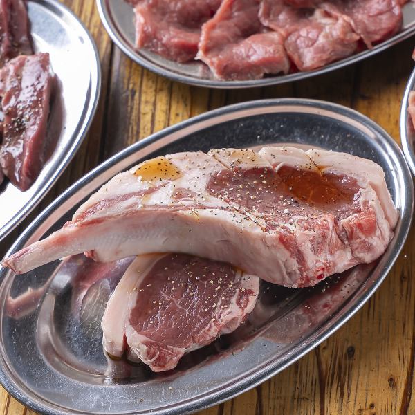 【骨付き肉】旨味が凝縮された骨付きラムチョップを豪快に！1650円(税込)