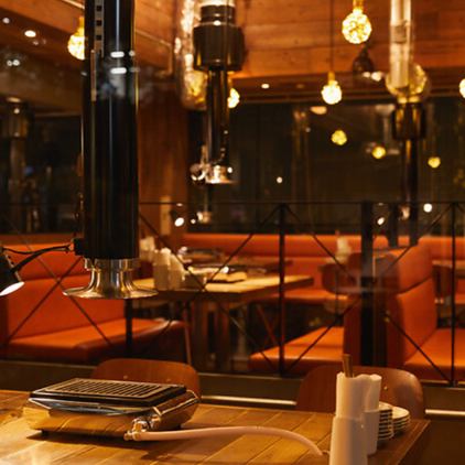 【ゆったりとお寛ぎいただけるソファー席】ソファー席は寛げる空間で、ゆったりとした時間をお過ごしいただけます。お一人様でもご友人同士・カップル・女子会など…様々なシーンに対応しています。