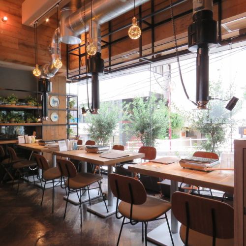 ランチ時間帯の店内の様子です。ディナー時のご利用とは一変、明るく開放的な雰囲気がお楽しみいただけます。