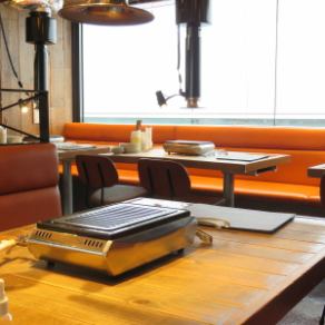 ランチ時間帯の店内の様子です。ディナー時のご利用とは一変、明るく開放的な雰囲気がお楽しみいただけます。