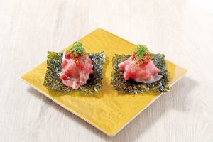 炙りサーロインとチャンジャの手巻きキンパ