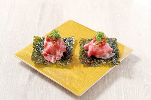 炙りサーロインとチャンジャの手巻きキンパ