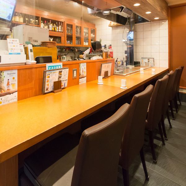 【カウンターメインのお店】店主とちょうどいい距離感で料理のオススメを聞いたり、会話を楽しめるカウンタ―席は計6席。デートや友人との食事、お一人様でのちょい飲みなど様々なシーンで利用しやすいお席です。