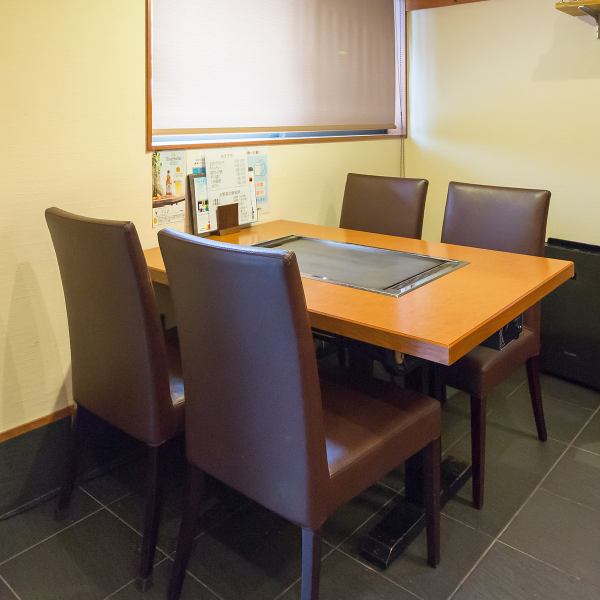 【テーブル席あり】4名様用テーブルもご用意しております。飲み放題付コースは90分ですがクーポン使用で30分延長サービス致します♪忘年会・新年会、各種お集まりにぜひどうぞ。