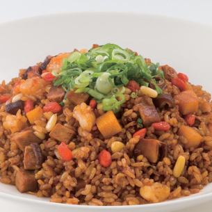 Yangzhou-style gomoku black fried rice