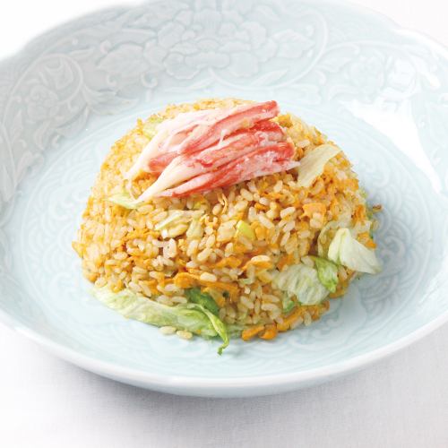 Fried rice with crabmeat and lettuce
