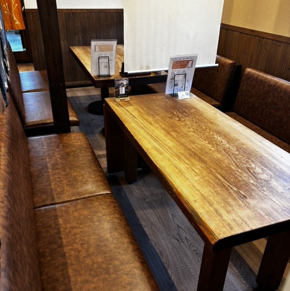 少人数のお客様に最適なカウンター席やテーブル席をご用意しています。仕事帰りや友人との集まり、一人でゆっくり過ごす際にも安心できる落ち着いた空間では、料理やドリンクを楽しみながら会話も弾みます♪店内の照明は柔らかく、プライベートな時間を温かく包み込む雰囲気を大切にした作りになっています◎