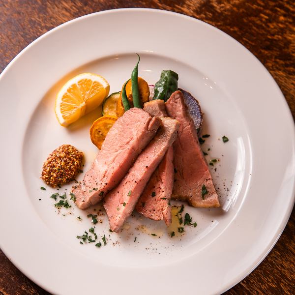 季節の素材を活かすメインの肉料理は必食の逸品