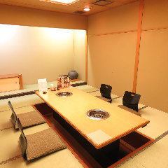 [Completely private room] This popular tatami room is limited to one room, so please make a reservation.It can accommodate up to 10 people, allowing you to enjoy your meal in peace.Also, since it's a private room, you can have a conversation without worrying about those around you.And since it's a smokeless roaster, you don't have to worry about smells.*3-hour system/private room fee of 2,000 yen will be charged.