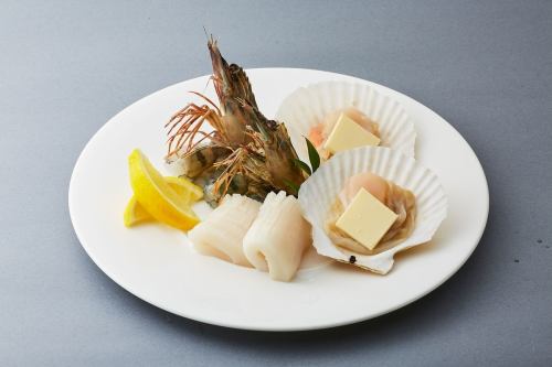 Seafood platter [2 shrimp, 2 scallops, squid]