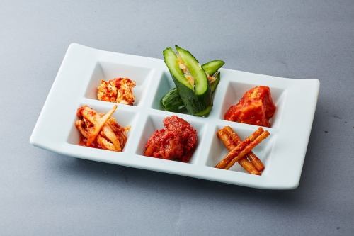 Six types of kimchi [Chinese cabbage, Japanese yam (2 pieces), cucumber (2 pieces), cream cheese, plum (2 pieces), kakuteki]