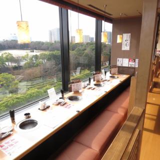 You can enjoy your meal while looking out at the restaurant.It is a smokeless roaster, tatami room, and digging type.
