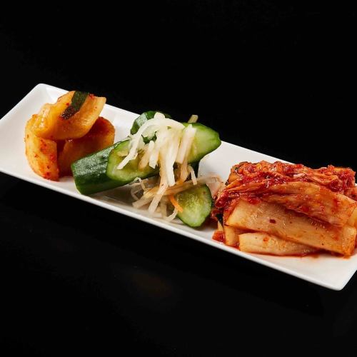 Assortment of 3 kinds of kimchi [Chinese cabbage, kakuteki, cucumber]