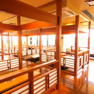 靠窗座位配有下沉式餐桌;所有座位均配備無菸烤爐;榻榻米包廂;下沉式餐桌。 *建議提前預訂視野良好的座位。由於座位有限(只有 4 個座位,先到先得),我們可能無法滿足所有要求。